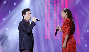 Phi Nhung, Mạnh Quỳnh vừa tình tứ song ca vừa "mắc cỡ" trên sân khấu Tết Vạn Lộc 2020