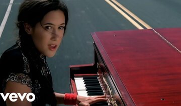 Vanessa Carlton - A Thousand Miles (Official Music Video)